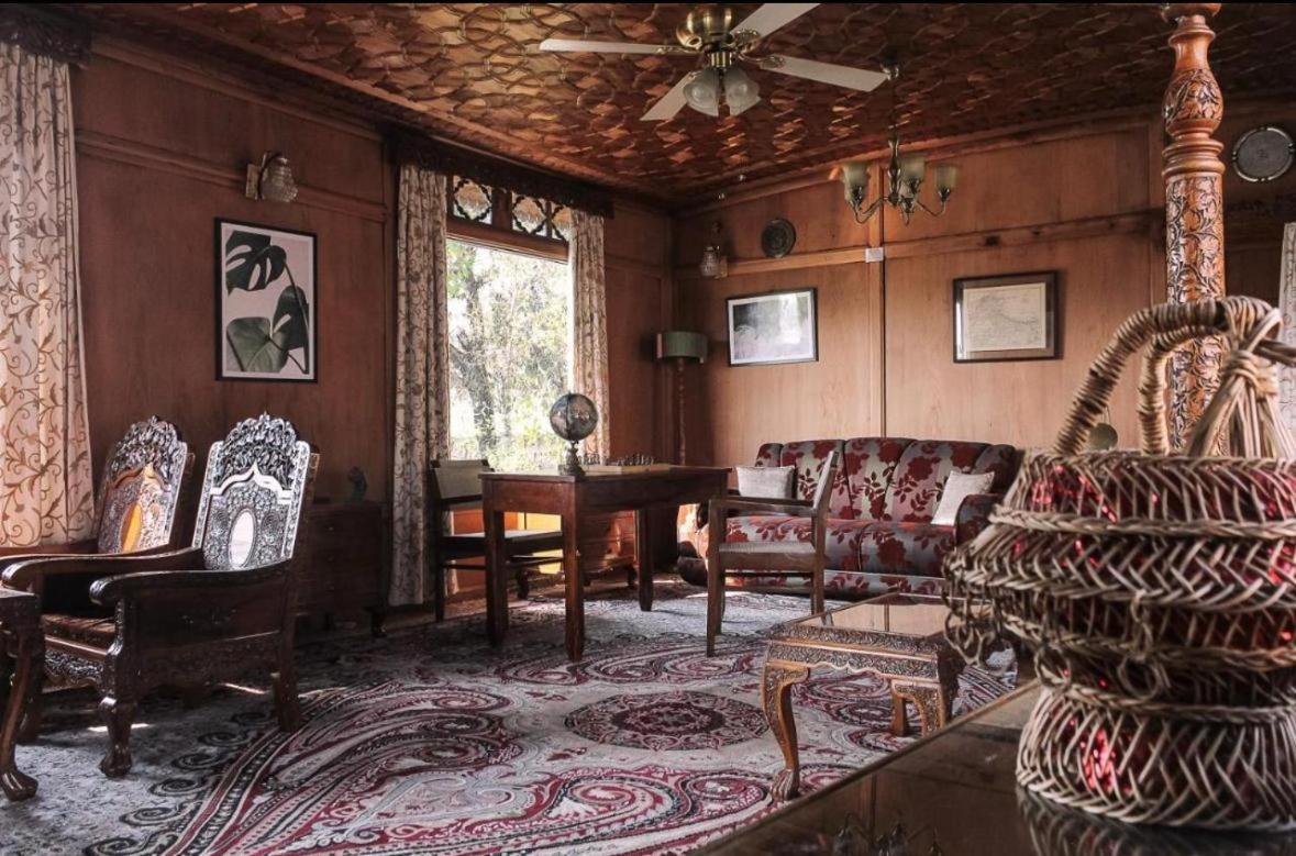 Houseboat Plato Excellence Hotel Srinagar  Bilik gambar